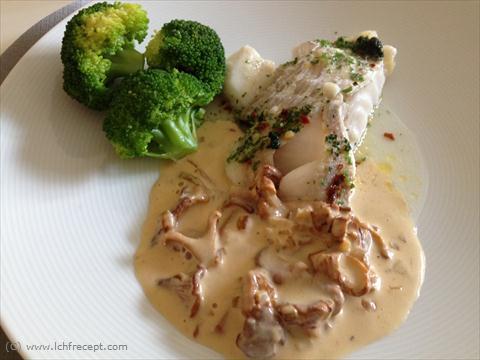 Ugnsbakad torsk med kokt broccoli och kantarellsås