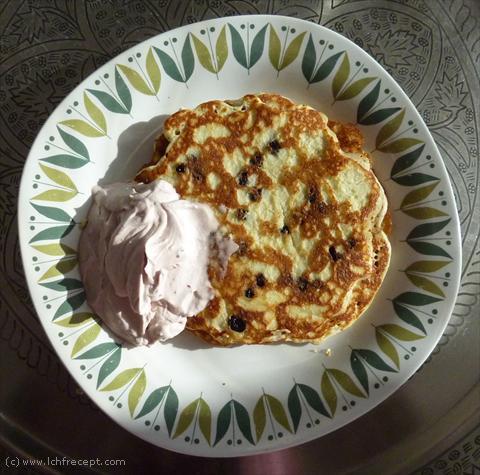 Pankakor. blueberry / apple & cinnamon pancakes.